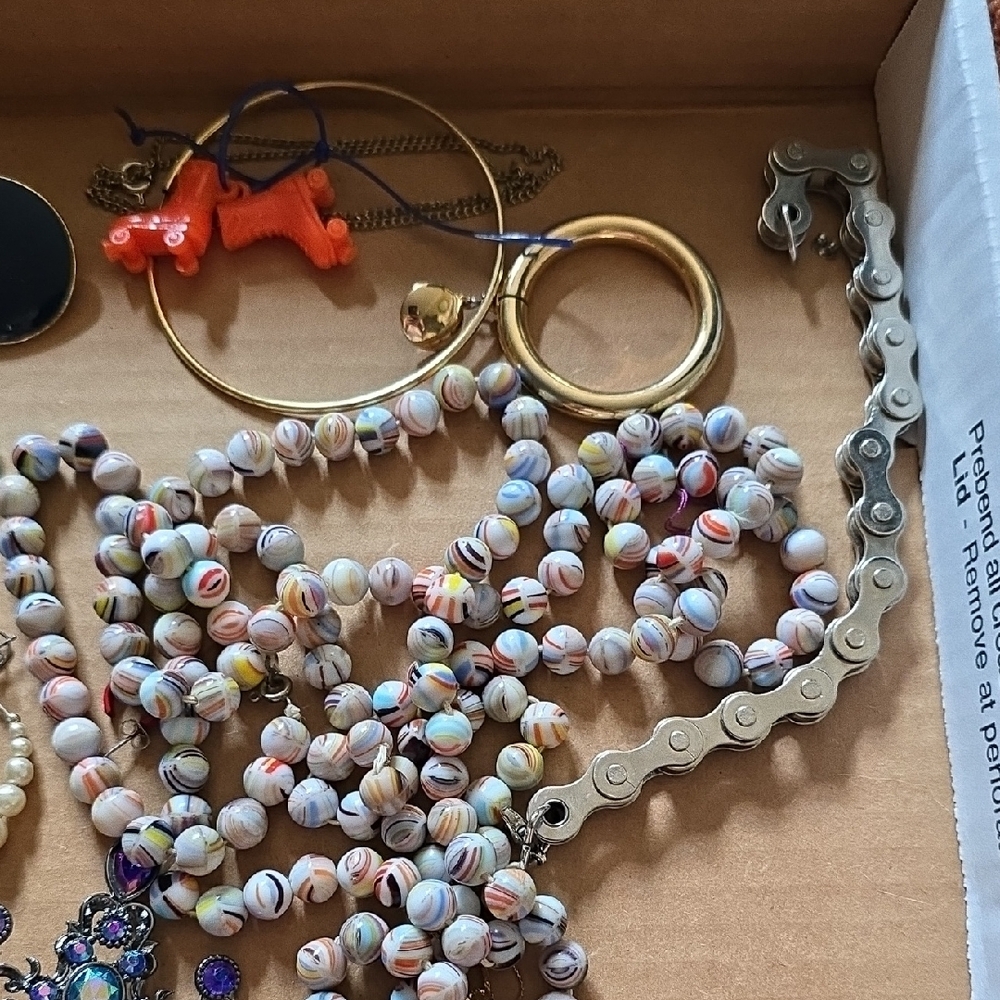 Broken Jewelry Pieces Lot - Picture 2 of 7